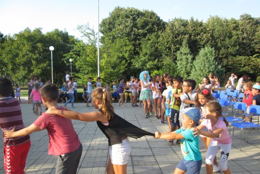 Парти агенция вдигна голям детски купон в парка на Шабла