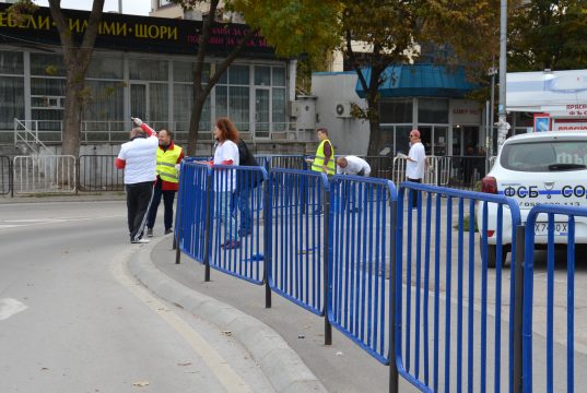 Ротарианци в Добрич осиновиха … тротоарни парапети