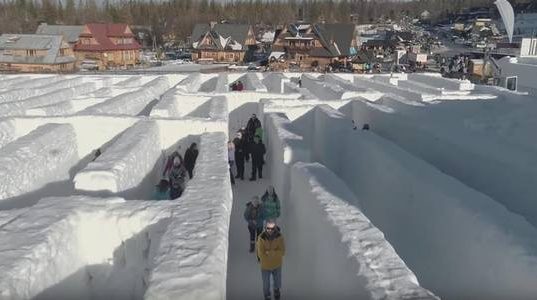 Огромен снежен лабиринт в Полша е една от големите атракции през зимата