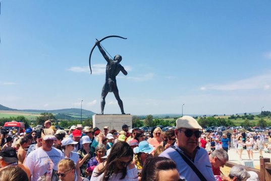 Грандиозно! Хиляди присъстваха и развяха българското знаме на откриването на Историческия парк край Варна (снимки + видео)