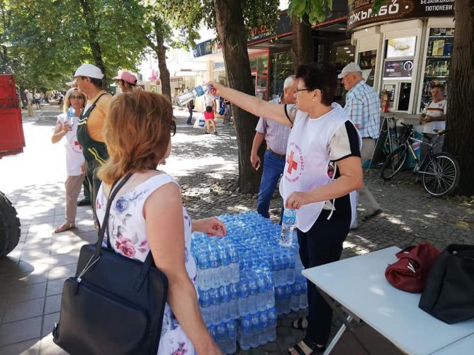 Два дни Общината в Добрич раздава вода заради жегите