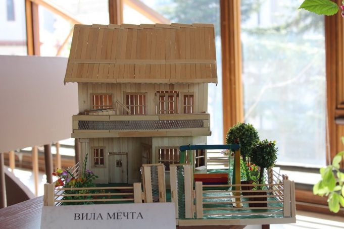 Камен Добрев показва в родния си град макети на къща за гости и на мечтаната вила (снимка)
