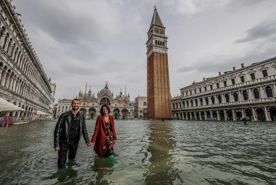 Венеция отново е под вода, туристите се разхождат с високи гумени ботуши (снимки+видео)