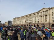 Стотици хотелиери и ресторантьори протестират пред Народното събрание (снимки)