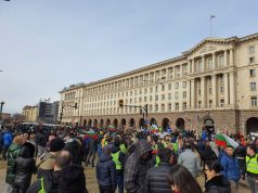 Стотици хотелиери и ресторантьори протестират пред Народното събрание (снимки)