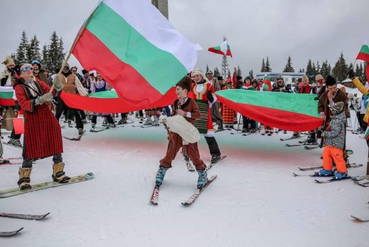 Започна подготовката за традиционното ски спускане с народни носии на 3 март в Пампорово