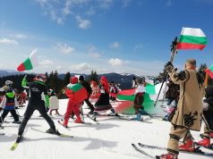 Неповторима емоция в община Чепеларе! Стотици туристи на ски с носии в Пампорово, гордо развяха огромен български флаг (снимки)