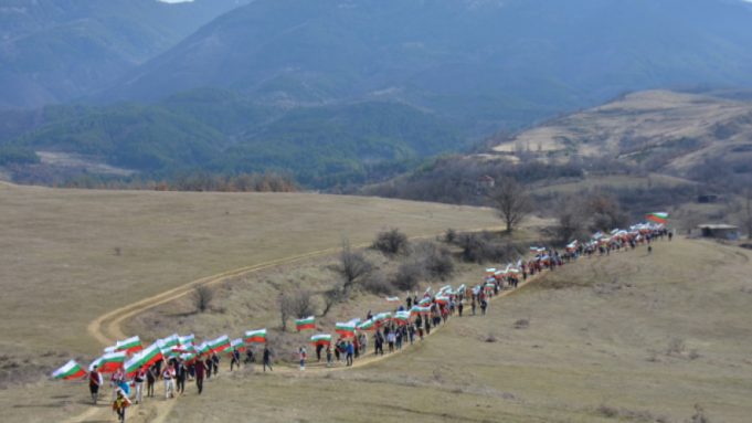 Стотици родолюбци изкачиха връх Кръста край село Ракитна