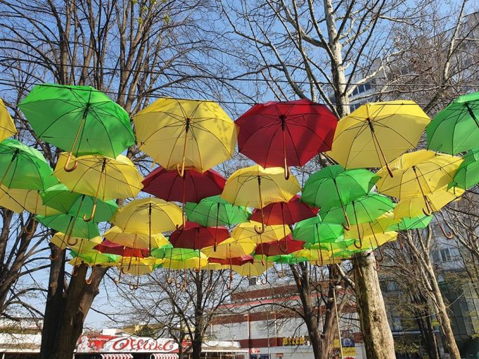 Арт инсталация от шарени чадъри подредиха в центъра на Добрич за Цветница