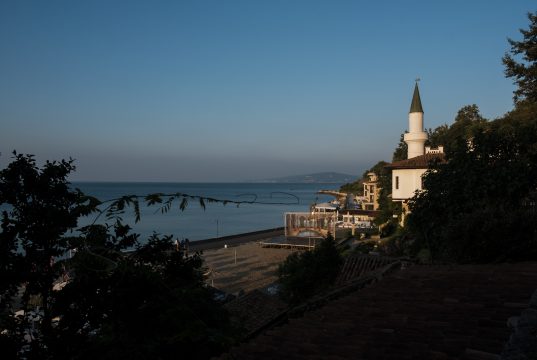 “Резервирай в България”: „Двореца“ в Балчик – късче земен рай, което си заслужава да се види (видео)