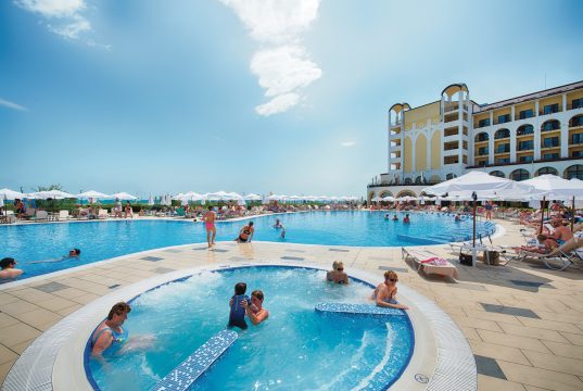 Хотел Riu Helios Bay в Обзор отваря на 28 май, предлага релакс за цялото семейство