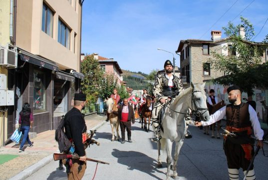 С хора и песни Чепеларе отново почете Капитан Петко войвода! Местни и туристи не подминаха и чеверметата, които се въртяха на площада