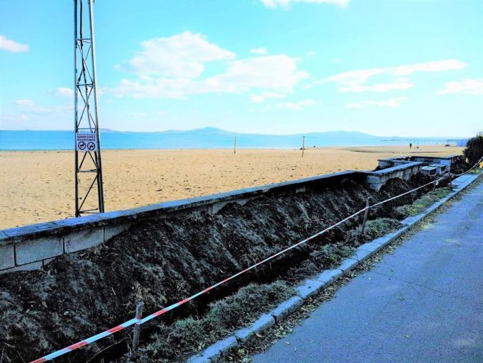 71 нови лампи ще осветят плажа в Бургас, ще има видеонаблюдение и безжичен интернет