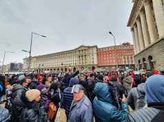 Собственици и персонал на затворените заведения излязоха на протест