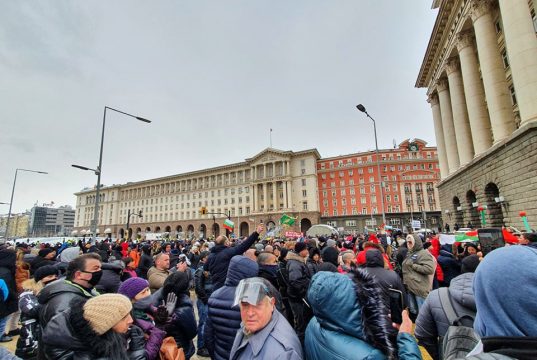 Собственици и персонал на затворените заведения излязоха на протест