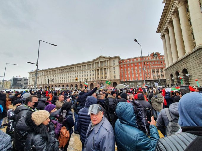 Собственици и персонал на затворените заведения излязоха на протест