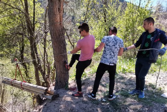 Ученици помагат да се облагороди туристическата пътека “Старата воденица” в Родопите