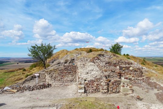 Тълпи от туристи тръгнаха към историческата крепост Русокастро