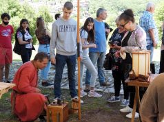 Велико Търново е пълен с туристи от цялата страна, с оригинални възстановки и демонстрации бе открит летния туристически сезон (снимки)