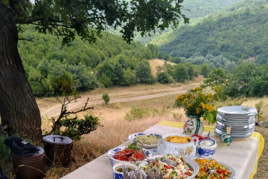 Четирима приятели организират вкусни тематични пикници на красиви локации в България