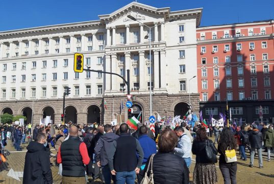 Бизнес и синдикати на протест заради високите цени на тока