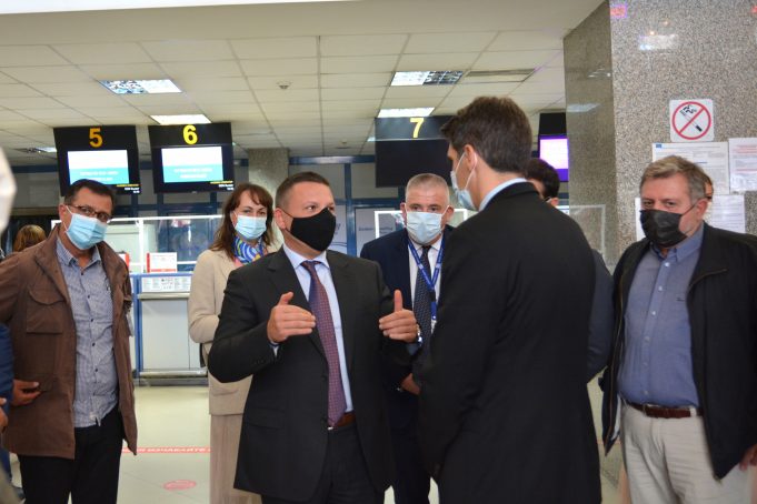 Транспортният министър: Настоявам концесионния договор и противоепидемичните мерки на летище София да се спазват стриктно