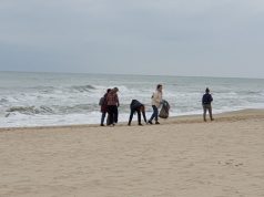 Туристи почистиха плаж в Кранево за Деня на Черно море