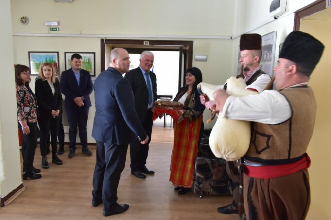В Чепеларе посрещнаха кмета на Куманово с родопски гайди и погача