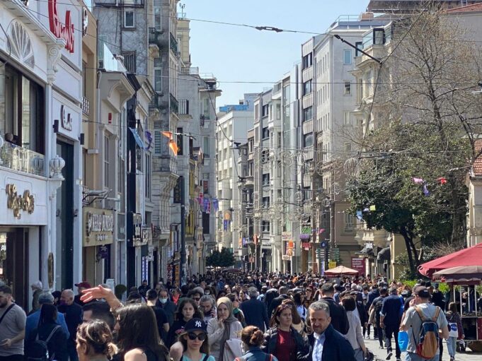 Истанбул се пука по шевовете от туристи, фейсбук завря със снимки на българи в турския мегаполис (снимки)