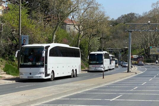 Автобусът закъснява с над 2 часа – компанията ви дължи храна и напитки