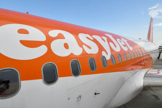 EasyJet отменя 200 полета, обърква планове за едноседмичната ваканция на Острова