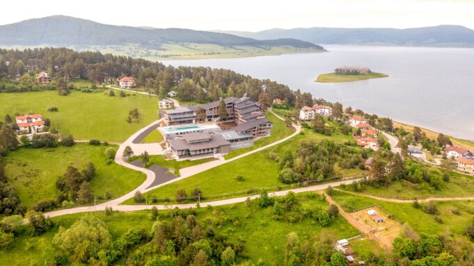 Петзвездният хотел Grande Vista Resort & Spa отваря врати на едно от най-красивите места в България (снимки)