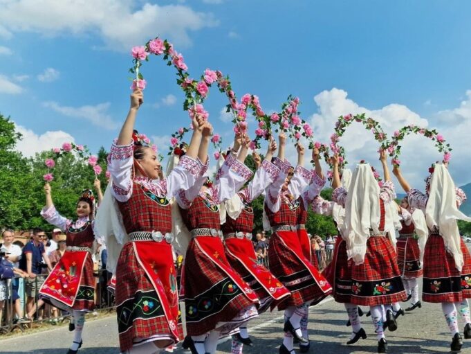 Празник на розата: В Казанлък се проведе най-големият уличен карнавал, включиха се над 10 хил. души (снимки)