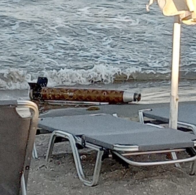 Военен боеприпас изплува вчера на плажа между Поморие и Ахелой! Военните чак днес обявиха, че е празен двигател на ракета