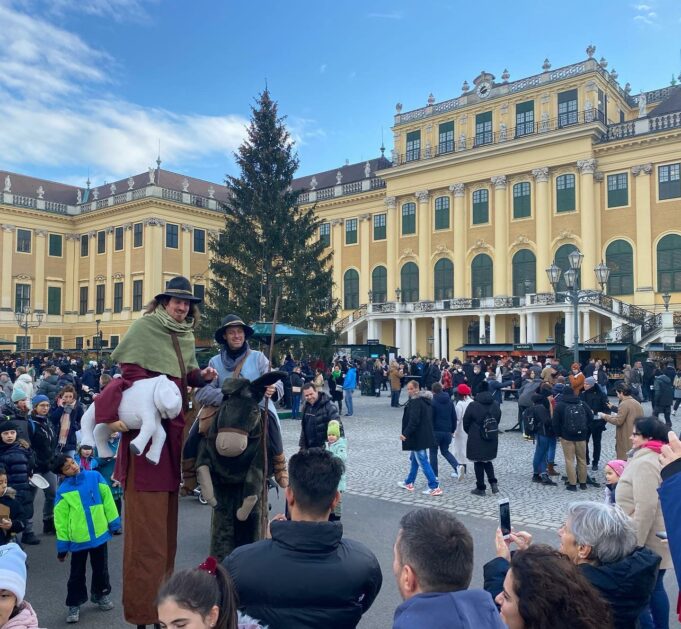 Коледни базари във Виена: Занаятчиите представят своите шедьоври в парка на двореца Шьонбрун (снимки)