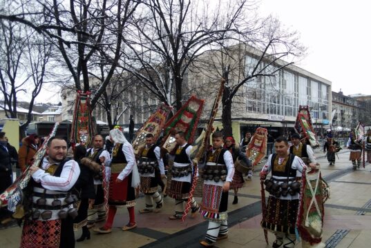 Десетки хиляди ликуваха със “Сурва”