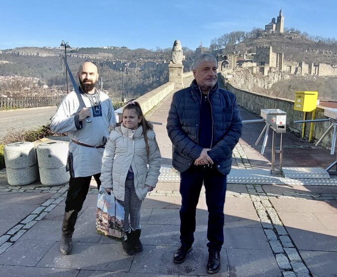 9-годишната Александра Шопова от Чирпан е първият турист на крепостта Царевец за 2023-та година