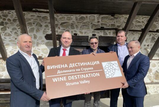 Министърът на туризма връчи символично на кметовете на Мелник и Сандански първата табела за винена дестинация заедно с министрите на иновациите и растежа и на земеделието