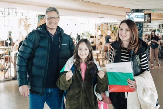 Летище София подарява знамена за празника