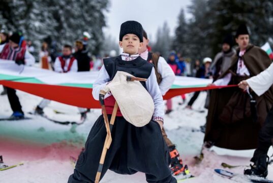 Над 500 души на ски спускане с носии и годеж на Трети март в Пампорово