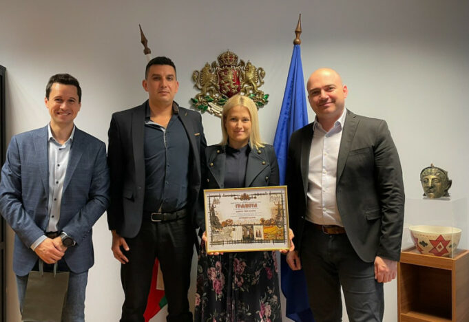 Министър Димитров връчи грамота на български туроператор, получил официално признание за световен рекорд за групово изкачване на Килиманджаро