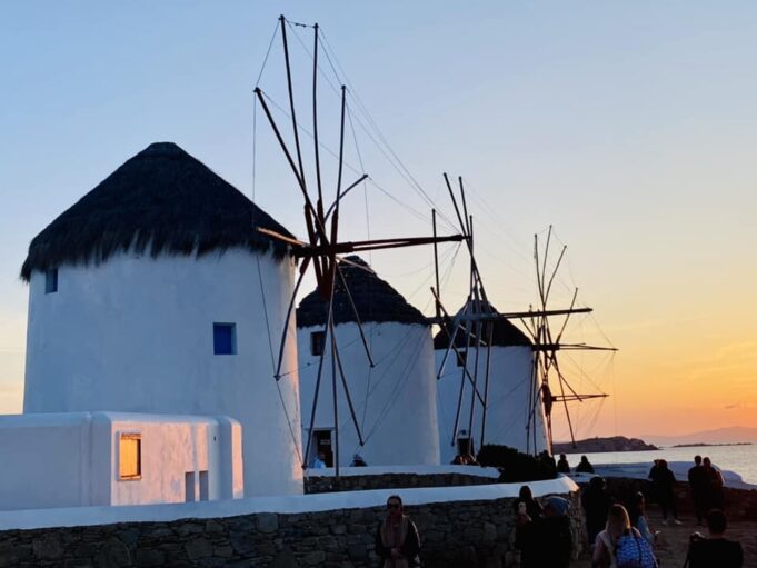 Миконос се подготвя за новия туристически сезон (снимки)