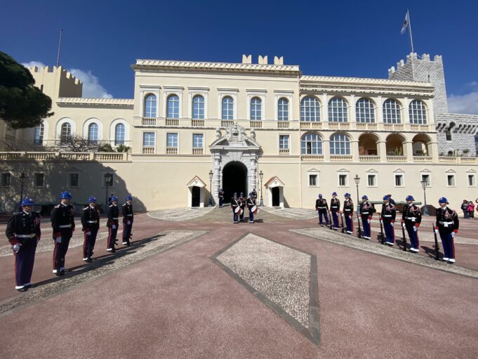 Смяната на караула пред резиденцията на принца на Монако е една от най-впечатляващите в света (снимки+видео)