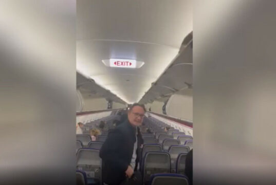 Пътници се барикадираха в самолет, кацнал във Варна, вместо в София (видео)