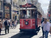 Носталгичният червен трамвай на Истиклял – един от символите на Истанбул, ще се захранва с батерии