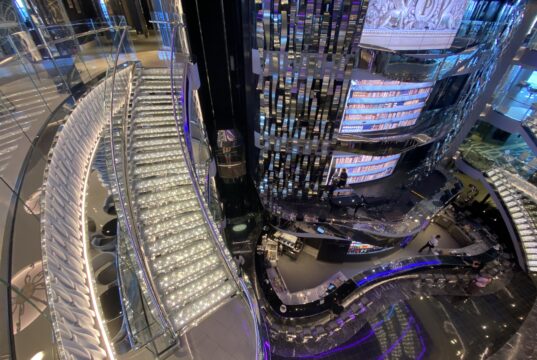 Блясък и красота: MSC вгради милиони кристали Swarovski в емблематичните стълбища на круизните си кораби, за да направи пътуванията стилни и специални (снимки+видео)