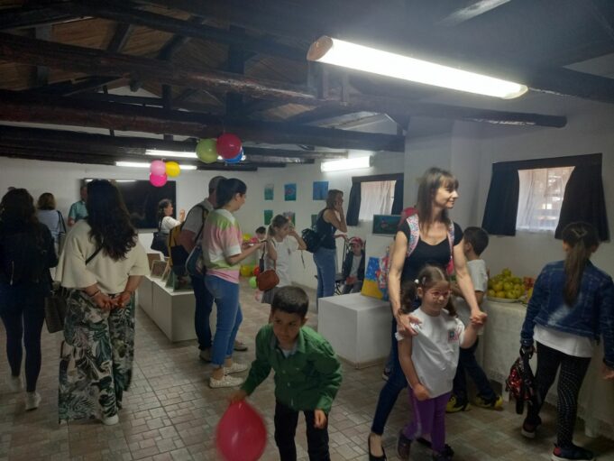 Благотворителна изложба на децата от Карин дом „Слънчева градина“ днес бе открита в зала “Учебен център по изкуства” на ДКИ КЦ “Двореца” – Балчик