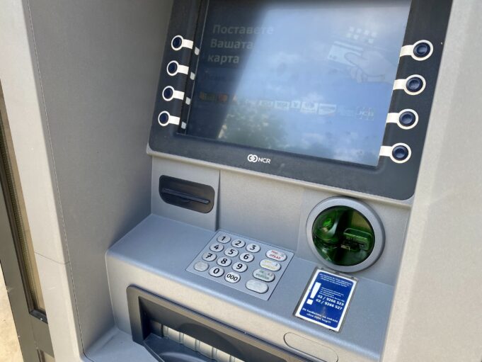 По-малко банкомати – повече трудности за потребителите през отпускарския сезон