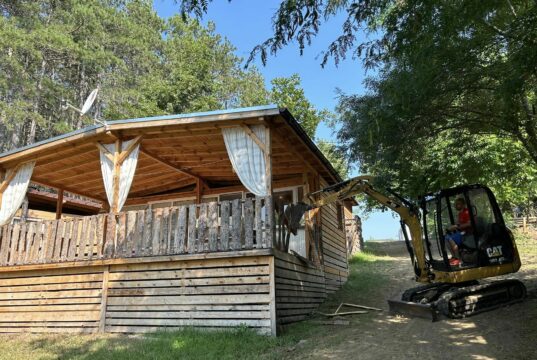 Започна събарянето на незаконни постройки в къмпинг край Царево