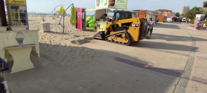 „Слънчев бряг“ АД отстрани пясъка по крайбрежната алея, натрупан в следствие на силните ветрове